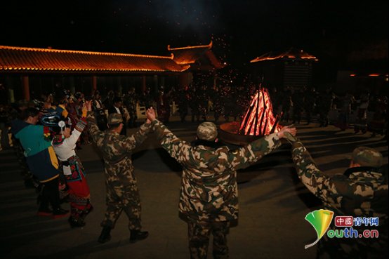 海拔2800米战地篝火晚会high翻天!