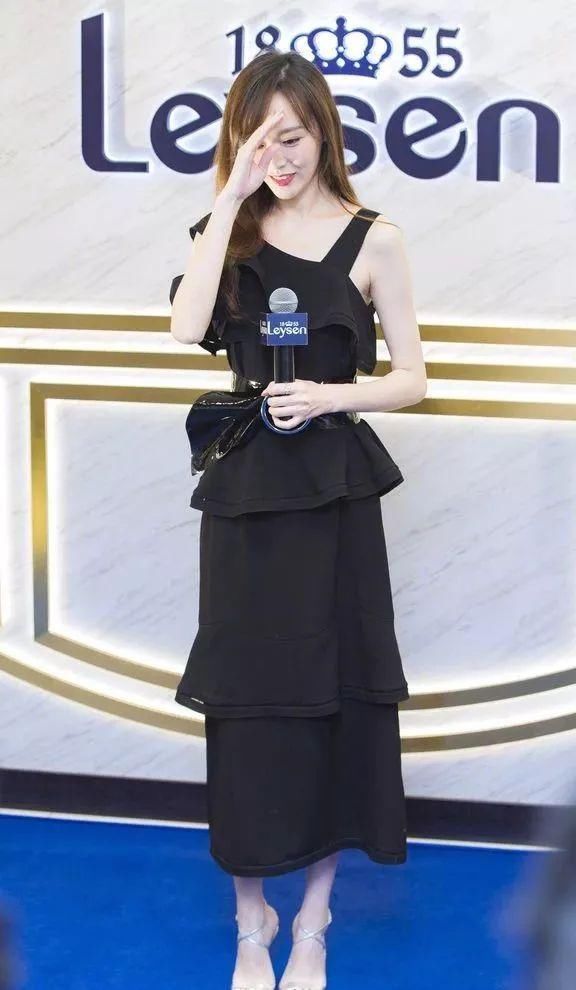 35岁唐嫣美翻!一身黑色长裙半露香肩，网友:罗晋真有福