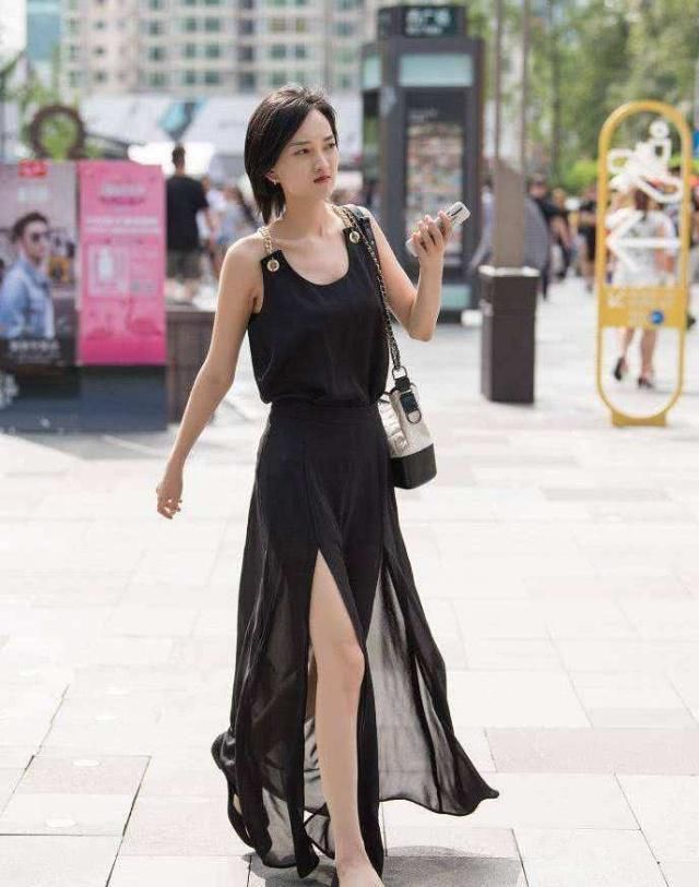  『小妹妹』路人街拍知性端庄的小妹妹，用国色天姿形容不为过