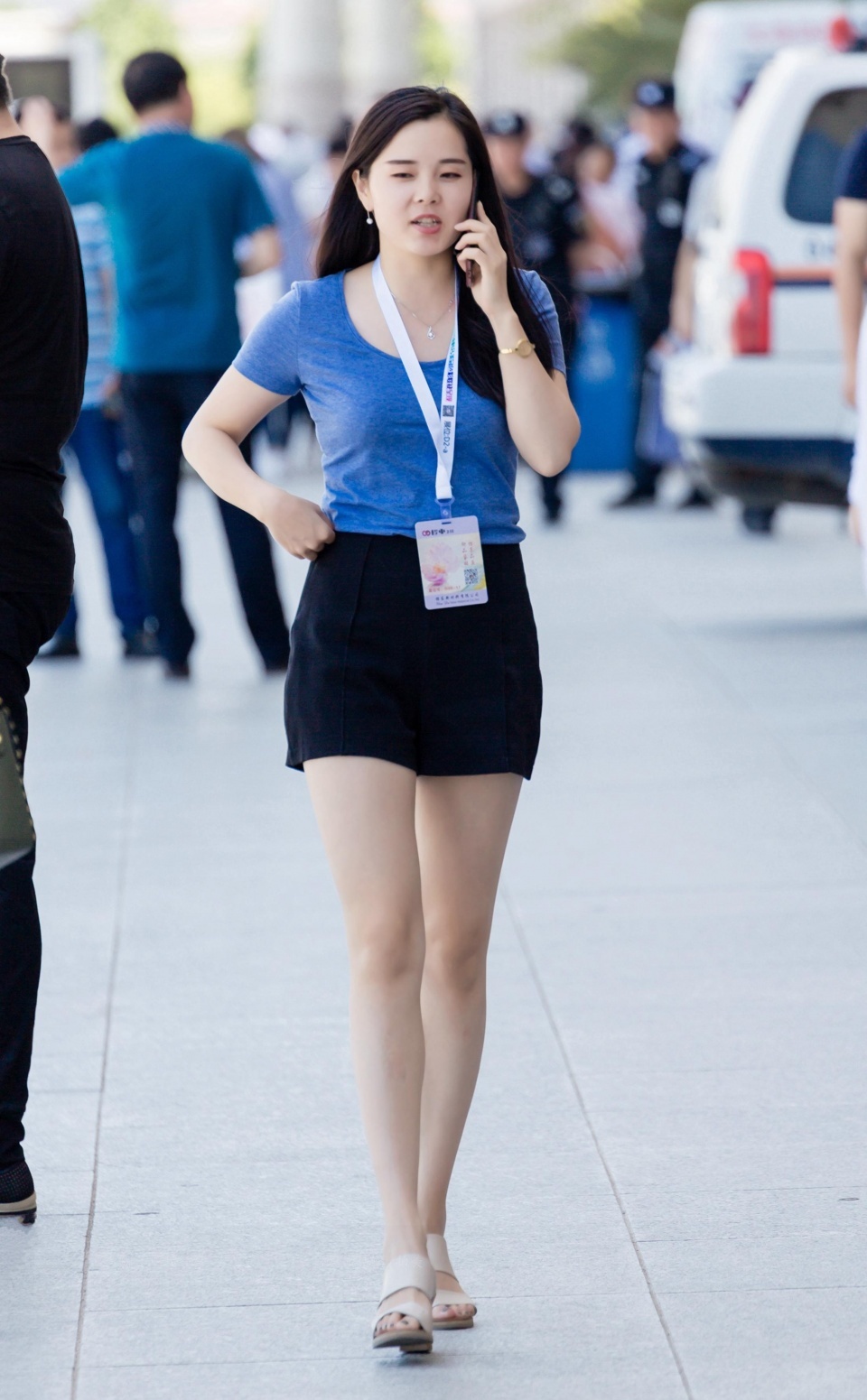 街拍：黑色休闲短裤搭配蓝色短袖T恤，小姐姐打电话的姿势要优雅