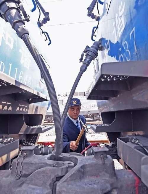这条铁路的万吨列车，一头过草原，一头接大海