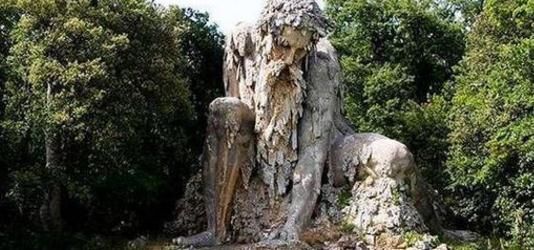 男子和朋友爬山时，发现一奇怪的雕像，走近看后令他们感叹不已