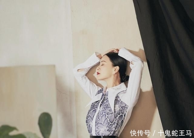  『代表』她是“高级脸”代表,身穿黑色亮闪丝绒连体裤,性感知性御姐范儿