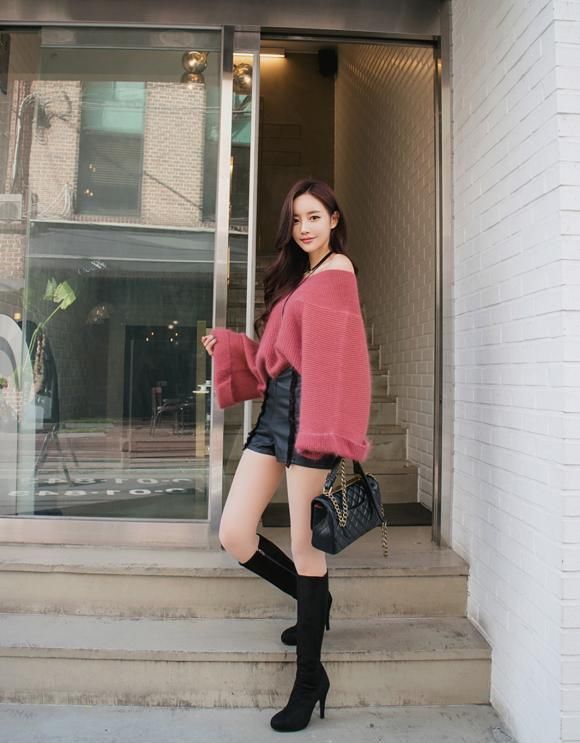 时尚短裙搭配皮靴，性感的魅力让人着迷