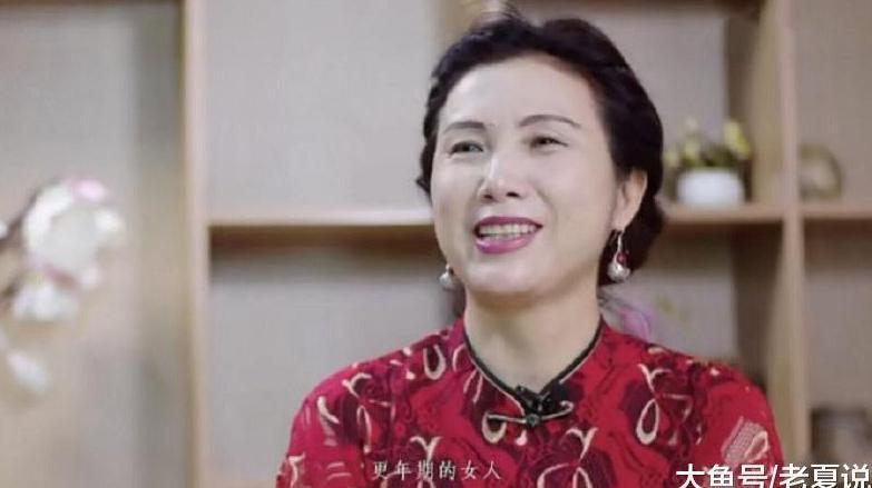 56岁阿姨顽强与病魔抗争 每天化妆穿旗袍 气质优雅美出国际