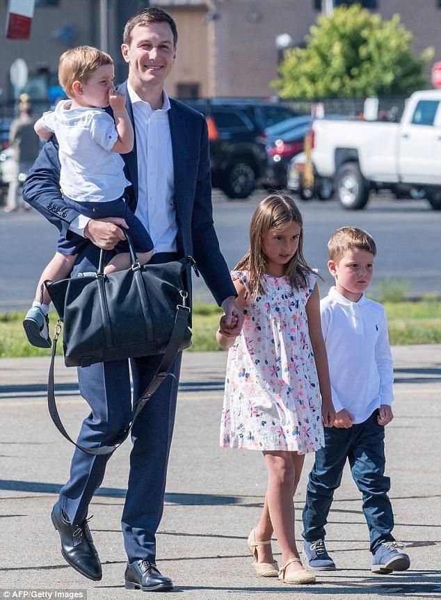 伊万卡绿衣黑裙美美出镜，头发高挽更显成稳大气