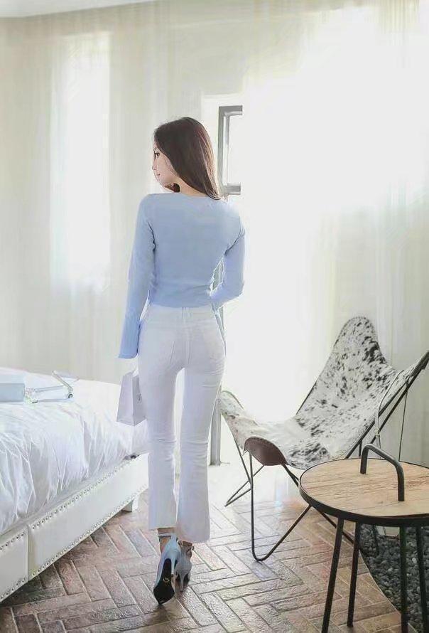 气质小姐姐白色紧身裤，精致的五官，气质优雅迷人