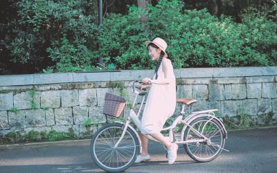 女生穿裙子如何骑共享单车，这操作男生表示不淡定了！网友：真不