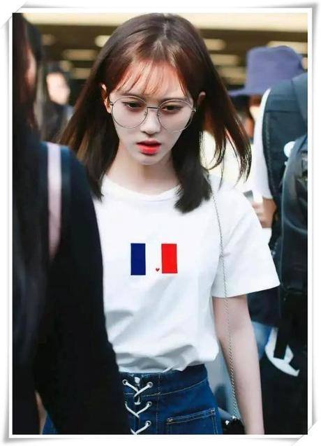 鞠婧祎终于不再当众提短裤,用两根绳把裤腰勒紧,网友:A4腰啊?