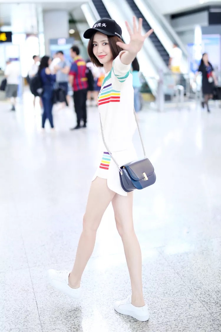 佟丽娅为了秀腿，裤子短到不能再短了，网友：没洗头还这么张扬