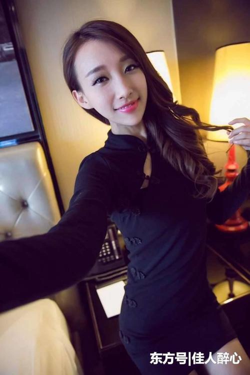 身着旗袍的女子，是温柔似水的甜美，给人一种一见倾心的美