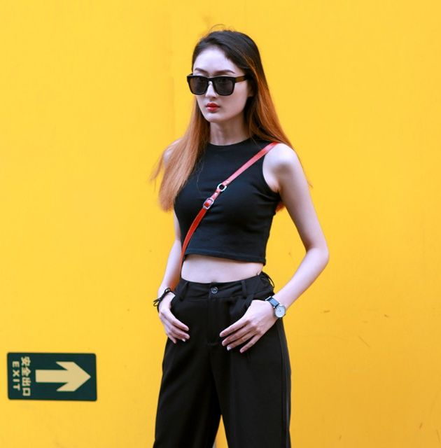 街拍:小姐姐身材较显露出香肩蛮腰，白皙的皮肤，特别的养眼!