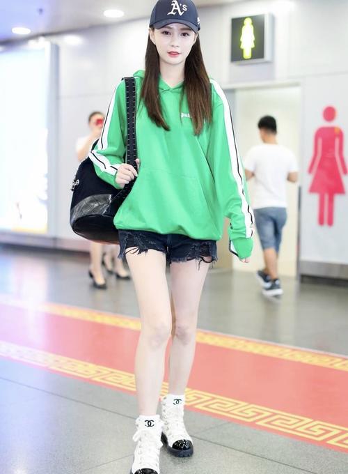 沈梦辰短裤现身机场秀美腿，被吐槽P图过度，网友：“真是心机gir