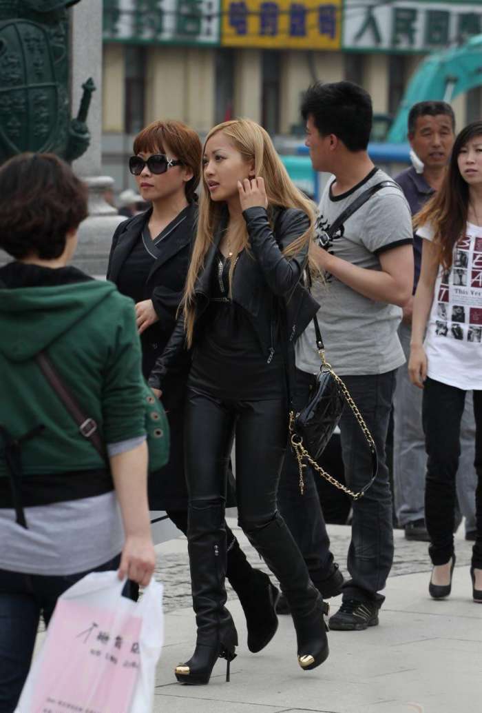 街拍: 皮衣皮裤金发酷女郎, 火辣身材透过皮裤, 展示得淋漓尽致