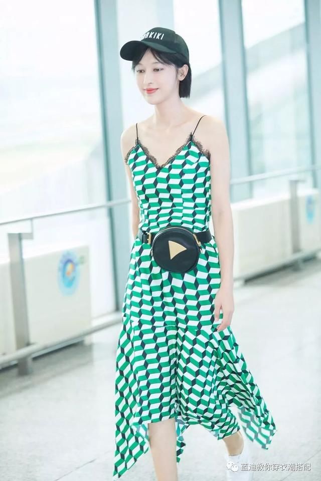 古力娜扎，张俪，王智最近曝光了一组街拍，印花吊带长裙