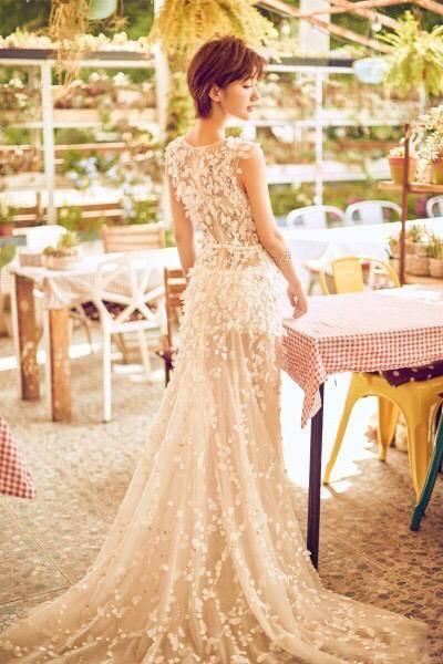 毛晓彤来了，穿单肩裙，穿搭很清爽，看起来更美了！