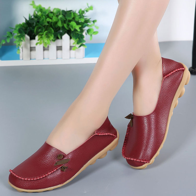 开车上班的女人别穿高跟鞋，不舒服还危险，穿这样的小跟鞋刚刚好