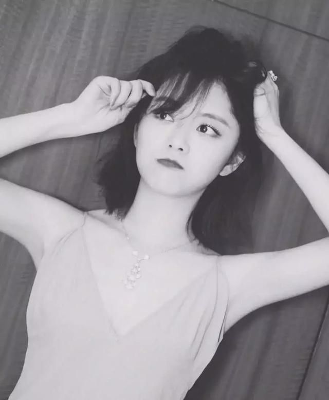 谭松韵头发凌乱,穿深V吊带裙,网友说看了才知道,果真是初中生