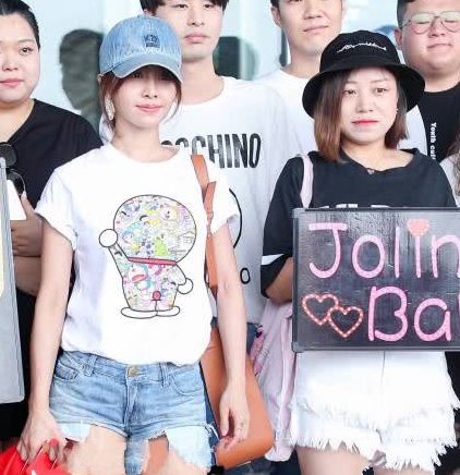 蔡依林现身机场,身穿白T配短裤,网友:早该这样穿了!