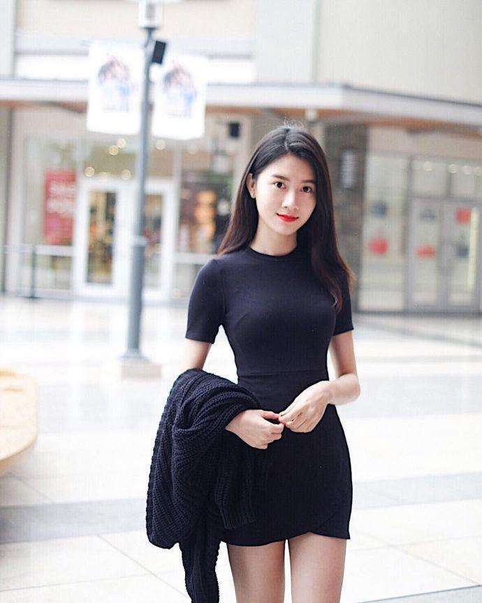 街拍: 小姐姐旗袍配上高跟鞋, 不会显得特别的中规中矩