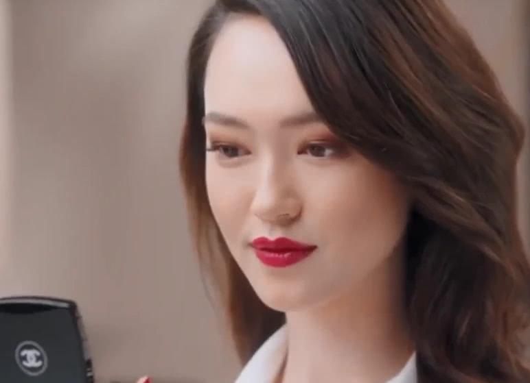  「竟然」香奈儿唯一的御用彩妆模特，竟然不化妆直接上场，看到素颜无话可说！