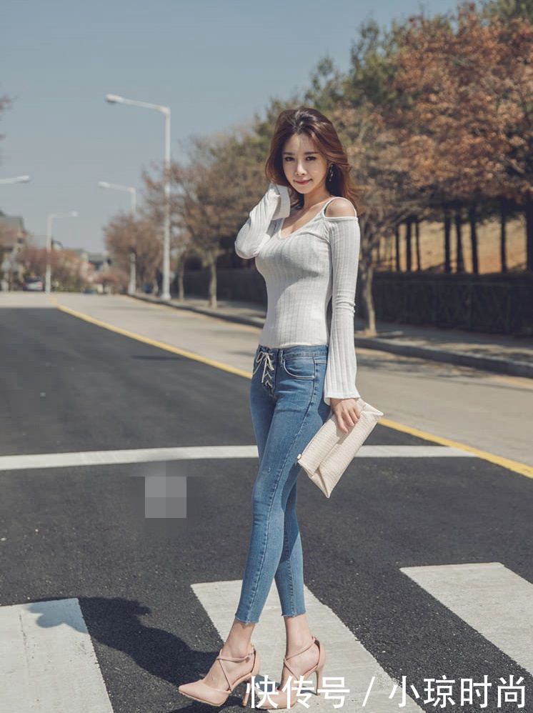 修身显瘦的紧身牛仔裤，碰撞出无与伦比的低调与沉稳