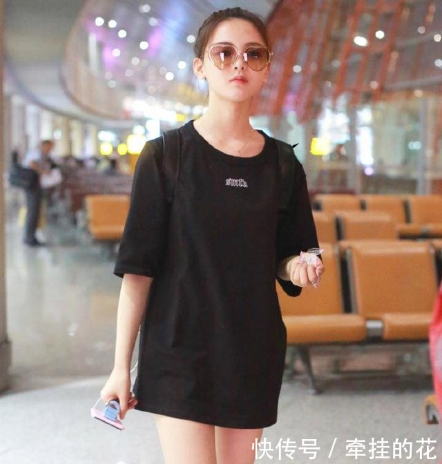 杨超越真敢穿，只穿上衣光着腿，网友没钱买裤子叫粉丝送噻