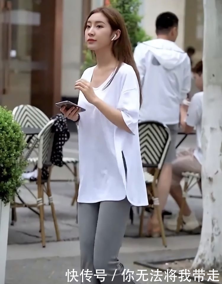  『美女』美女是来街拍还是去买菜，穿着“睡衣”就出门了，够接地气