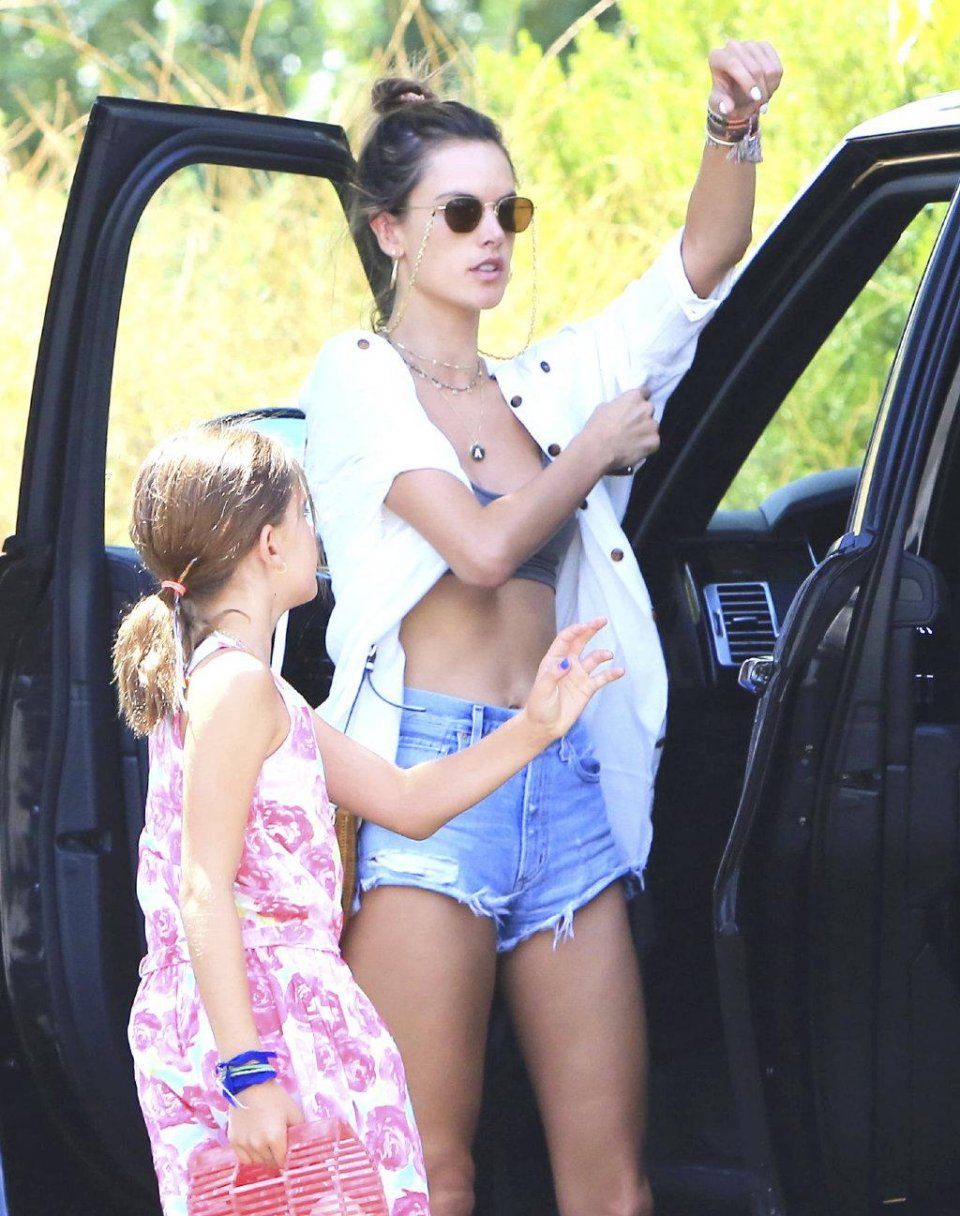 亚历山大安布罗休带孩子们出街，网友：超模的这身造型很时尚！