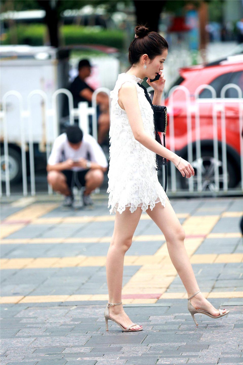 小姐姐蕾丝白短裙搭配高跟凉鞋，秀出美腿美脚