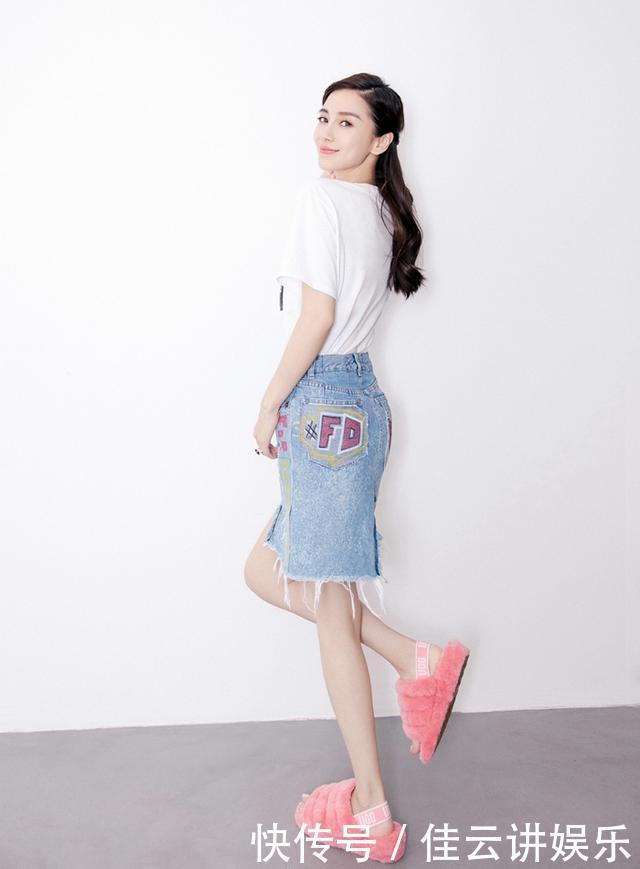 Angelababy又玩季节混搭，短袖短裙清爽迷人，却被脚上棉拖抢镜！