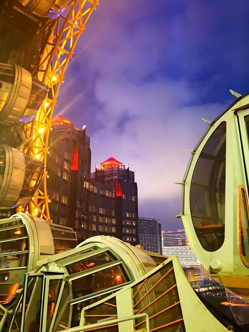 亚洲最高建筑内8字型摩天轮，坐在上面可以俯瞰澳门