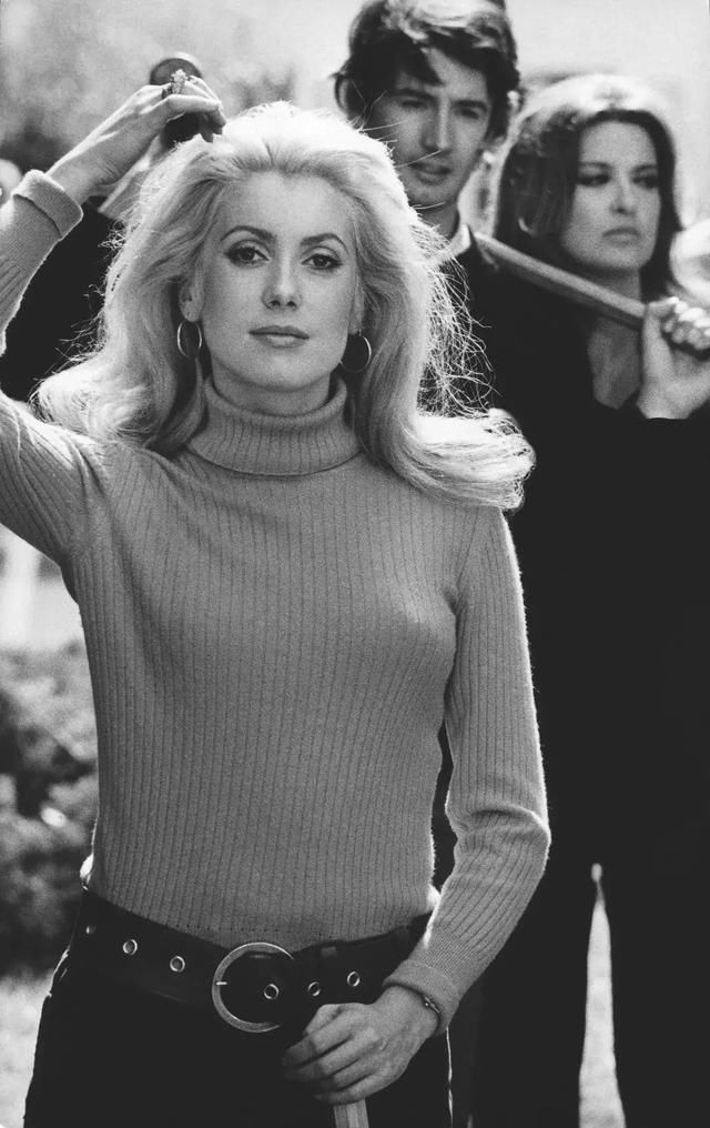 好看的配饰那么多，为啥时装精们都在戴这款？