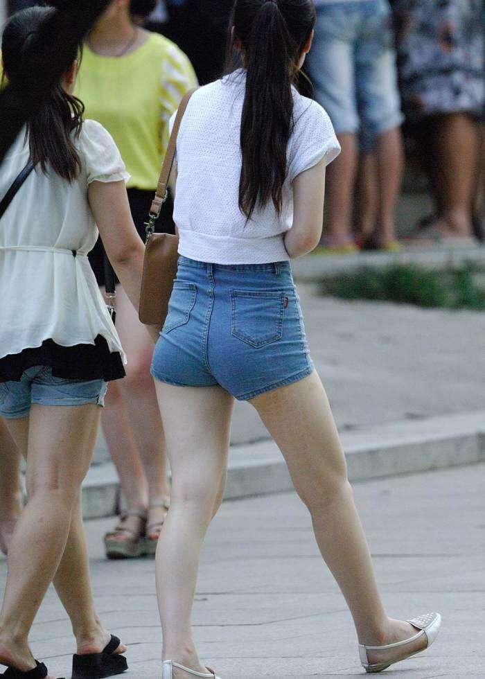 紧身牛仔短裤的气质小姐姐,凸显修长双腿,这么穿很有型啊