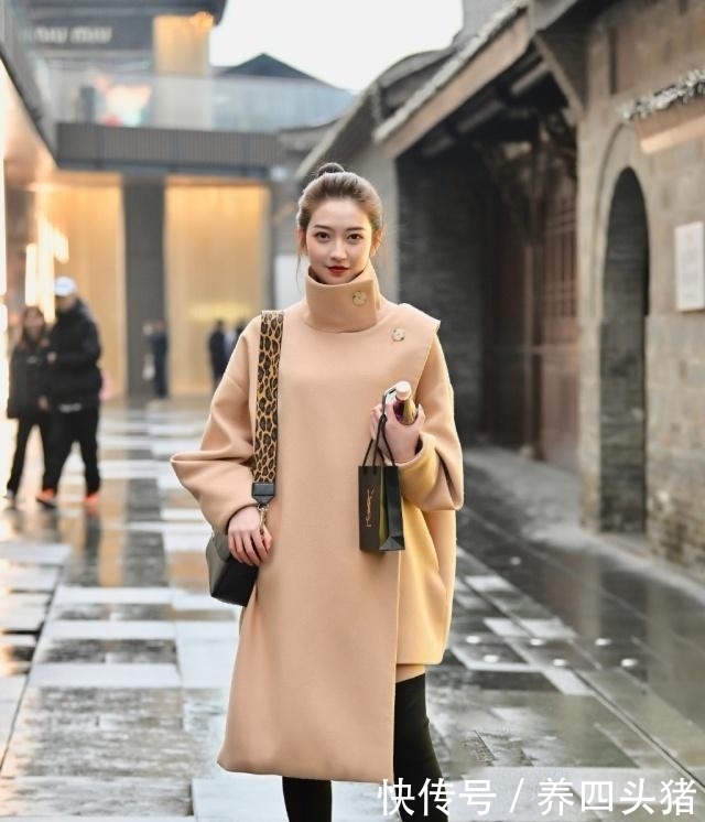  [秀色可餐]街拍：身穿吊带配短裙的小美女，肤如凝脂，秀色可餐