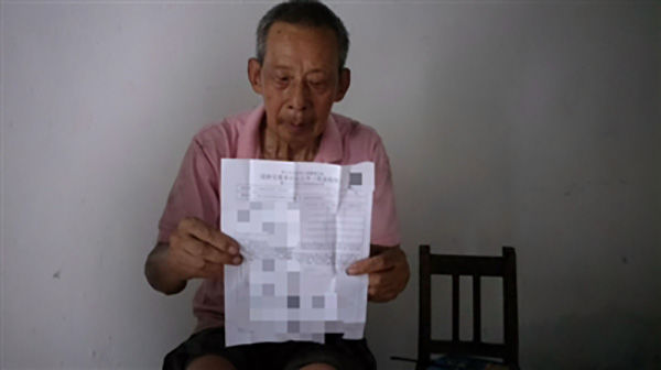 遭撞却被误传“碰瓷”，四川老汉随身带事故认定书以自证清白