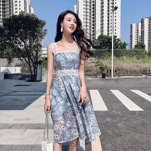 别让懒散束缚品味,名媛连衣裙展现街头百态,这个盛夏要你好看