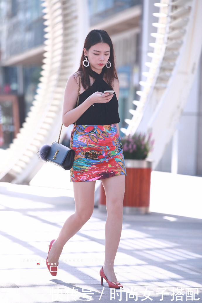 路人街拍，花色包臀裙，特别吸引路人的目光，你可以试试