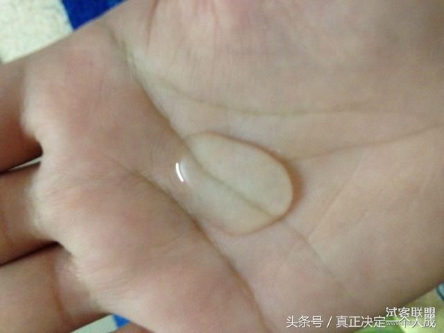 十年保养秘密，竟是一支软膏，脸上白白皮肤嫩嫩