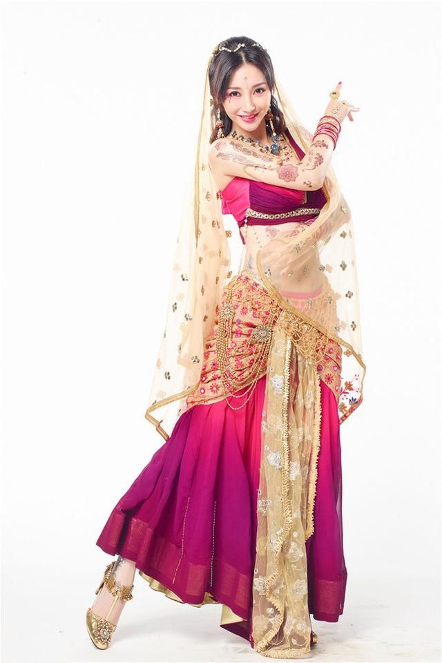 柳岩太有韵味了，桃粉色舞裙美艳动人，这身材让人服气