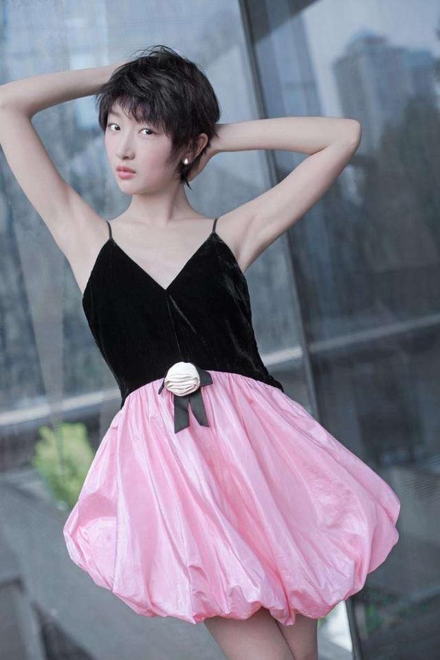 周冬雨出席活动,这身材穿吊带裙好尴尬,网友:远看像小学生