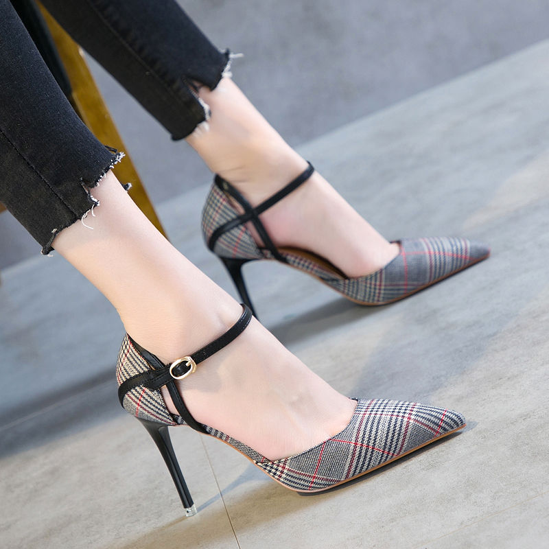 玉足配美鞋!穿细高跟鞋的女人最美了，显出大长腿，美得与众不同