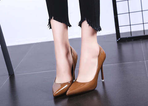 细微纹亮皮与酒杯跟结合的高跟鞋，性感又成熟
