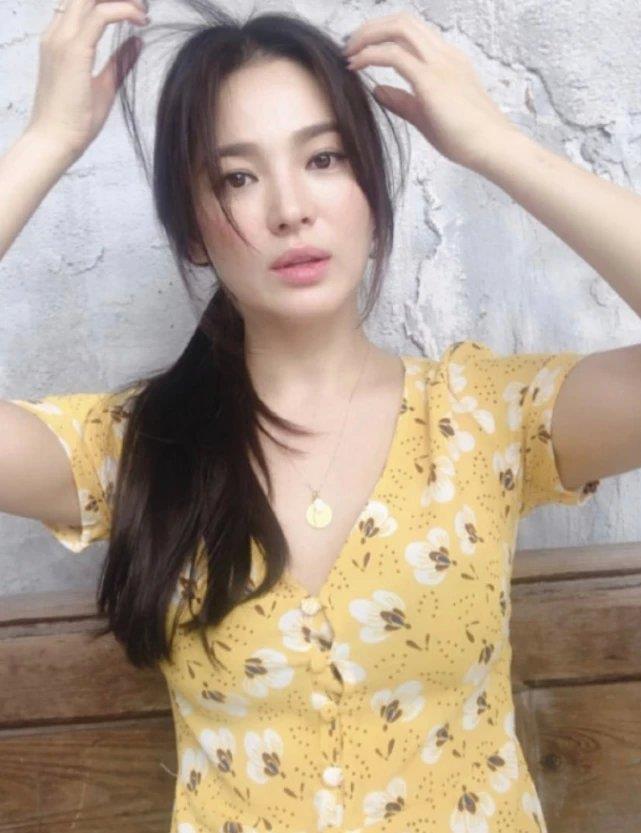 「 款式是比较简单」前后判若两人,穿中毒黑丝的腿绝了!,有一种“整容”叫宋慧乔离婚