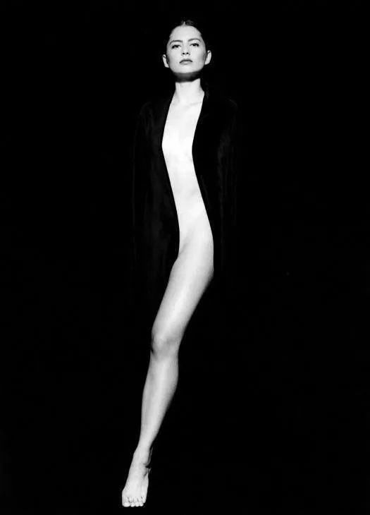 女人花了100年追求穿成这样，不是为了被谁脱掉的