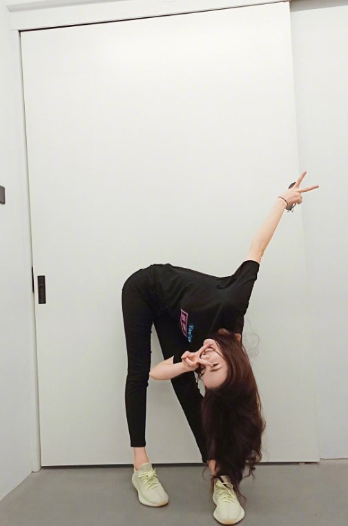 迪丽热巴 网友:是谁的大长腿又在这晃悠