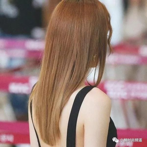 大明星也爱平价时尚！泰妍波浪刘海搭配露背装现身机场！