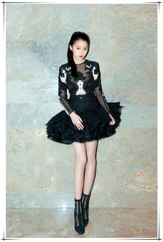 被关晓彤惊艳了!吊带连体裤穿出国际超模范儿,鹿晗真是捡到宝了