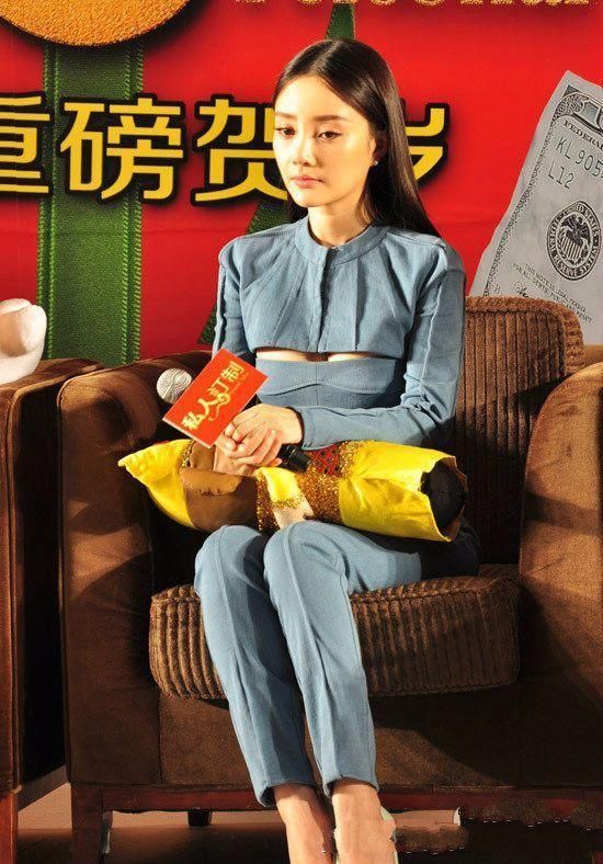 贾乃亮快管管你媳妇吧!裙子胸部都开口了,居然还穿着呢?