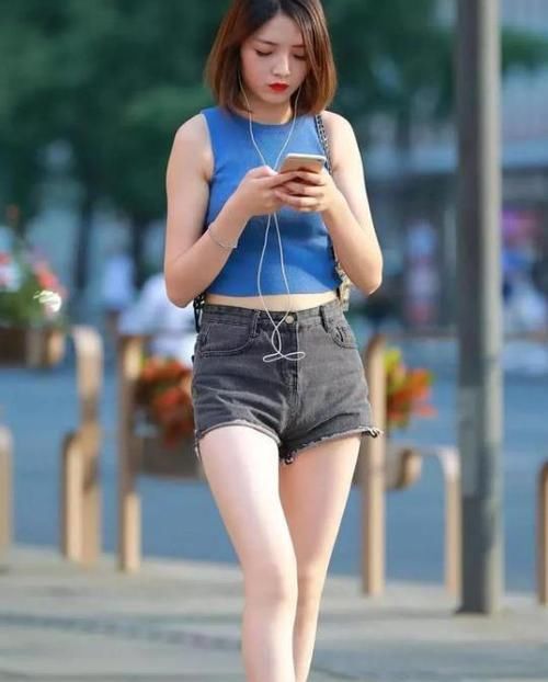  美女：美女时尚街拍：丰姿绰约的美女，一条棕色的吊带连衣裙，时尚魅力女人味